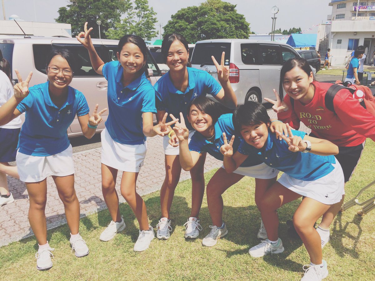 鳳凰高校女子テニス部 今日は体育祭でした テニス部でお昼食べました 部活動行進も頑張ったね 皆 おつかれさま