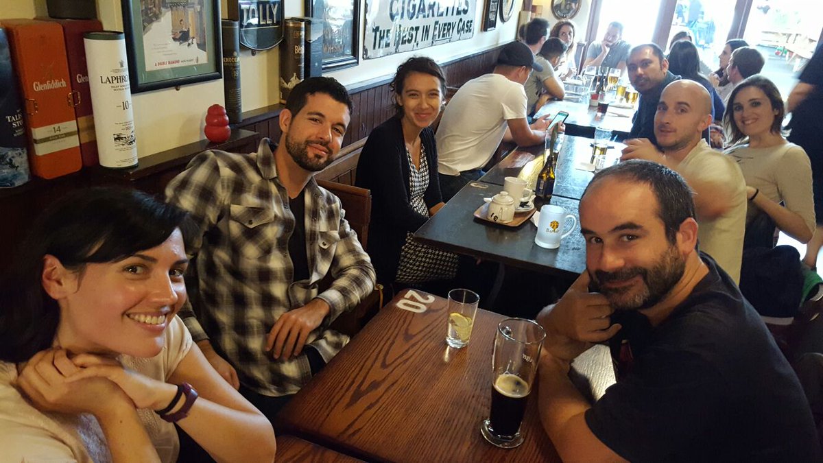 #SRUKevents ready to eat burguers at the Cambridge blue! Great chance to meet other London&amp;Cambridge  #SRUKmembers