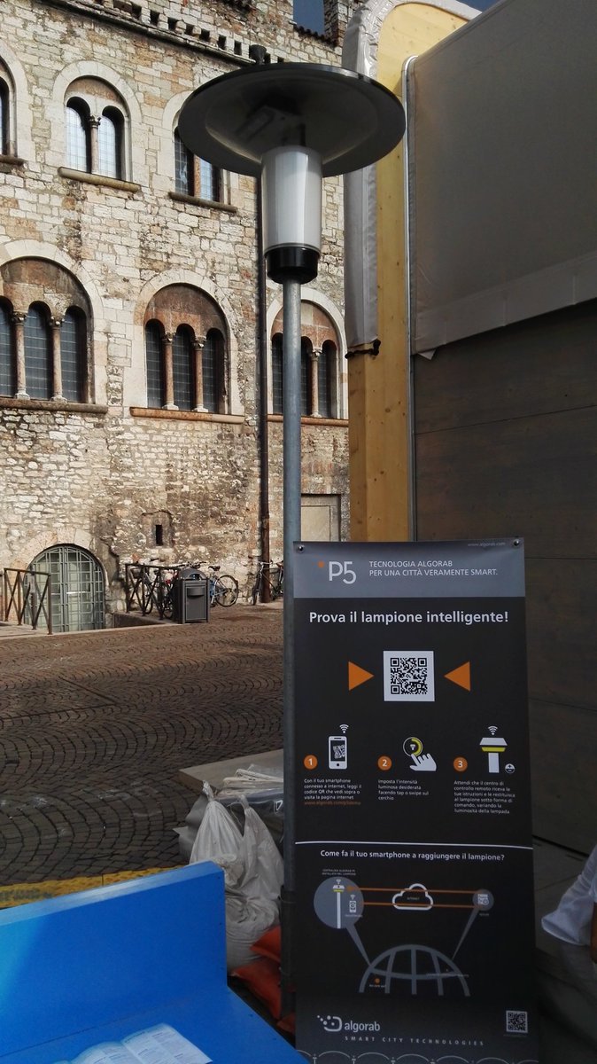 MauroPiffer_'s tweet image. #trentosmart il lampione intelligente di #algorab di fianco al Pavillion. Governabile con una semplice app! Prova!