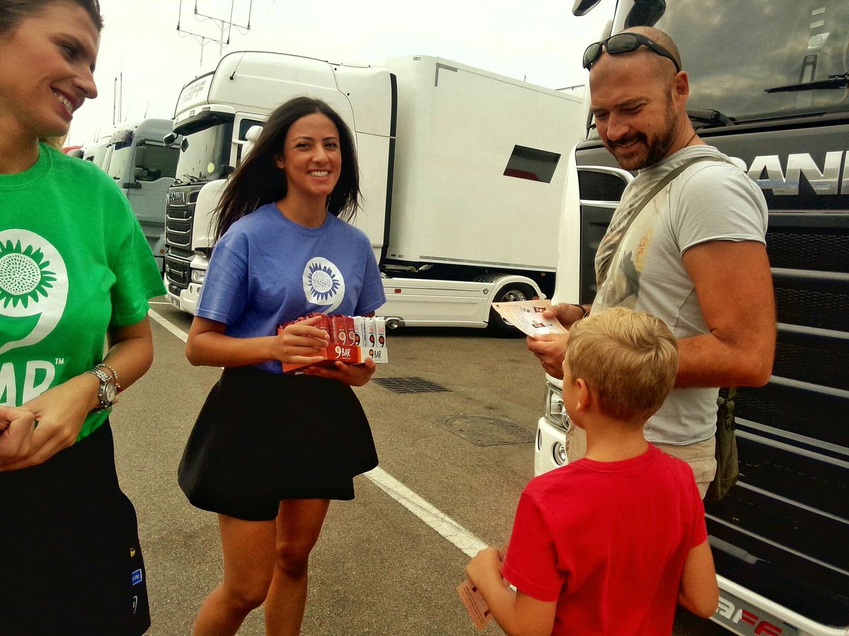 VdeVSports's tweet photo. Distribution de barres énergétiques @9BAR_Official dans les paddocks du Mugello #vdev #italie #vdevenduranceseries https://t.co/kTQmDe0jZn