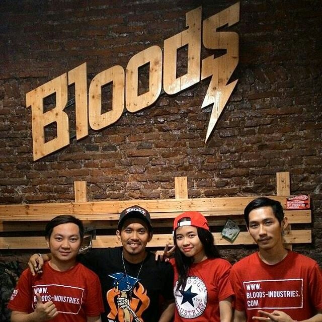 Berkunjung ke <a href="/BloodsCloth/">Bloods Industries</a> <a href="/BloodsTasik/">Bloods Tasikmalaya</a> ... ketemu teman lama dan orang2 baru. Hatur nuhun pisannn ;) *pride*
