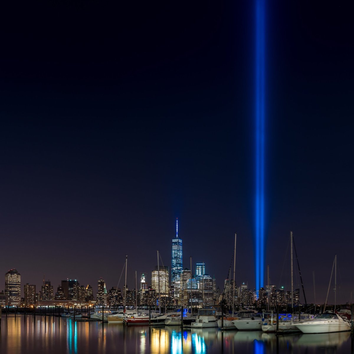 RinconesNY's tweet photo. Hasta mañana, New York recuerda a las víctimas del 11S con las luces azules q simbolizan las Torres Gemelas 🗽💙🇺🇸🗽💙🇺🇸 https://t.co/fklgUTFeSB