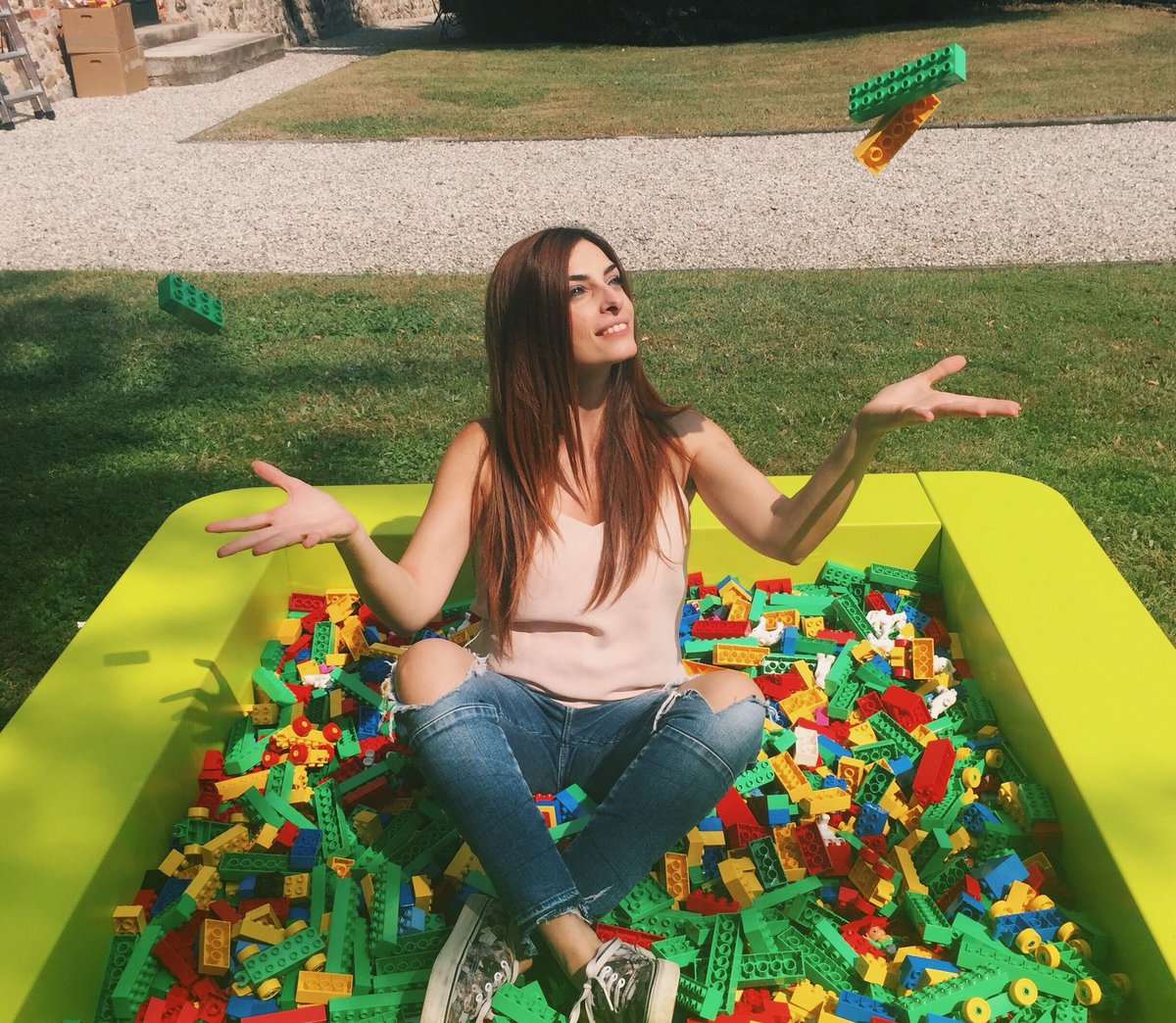 RocknMode__'s tweet photo. Quelli che sostengono che io sia troppo grande per giocare con i #LEGO... ma come cavolo si permettono? #legoduploit https://t.co/59Y0CUBBX2