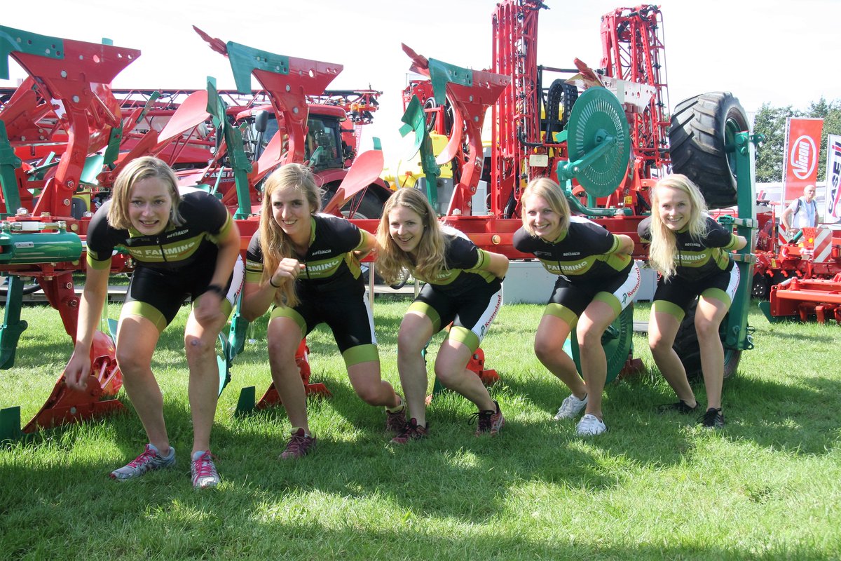 AgroTechniek's tweet photo. Op #ATH2016 bij @KvernelandGroup @iM_Farming is de nieuwe marathonschaatsploeg @TeamiM_FARMING gepresenteerd. #ATH16 https://t.co/EQUPjtapWV