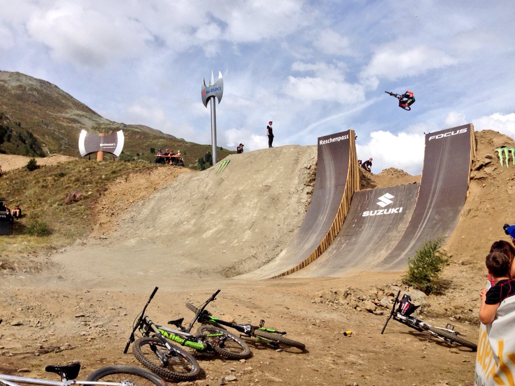 Woooo flatspin 360 per <a href="/samreynolds26/">Sam Reynolds</a> che ci fa sognare oggi al Suzuki #NineKnights !💣💣