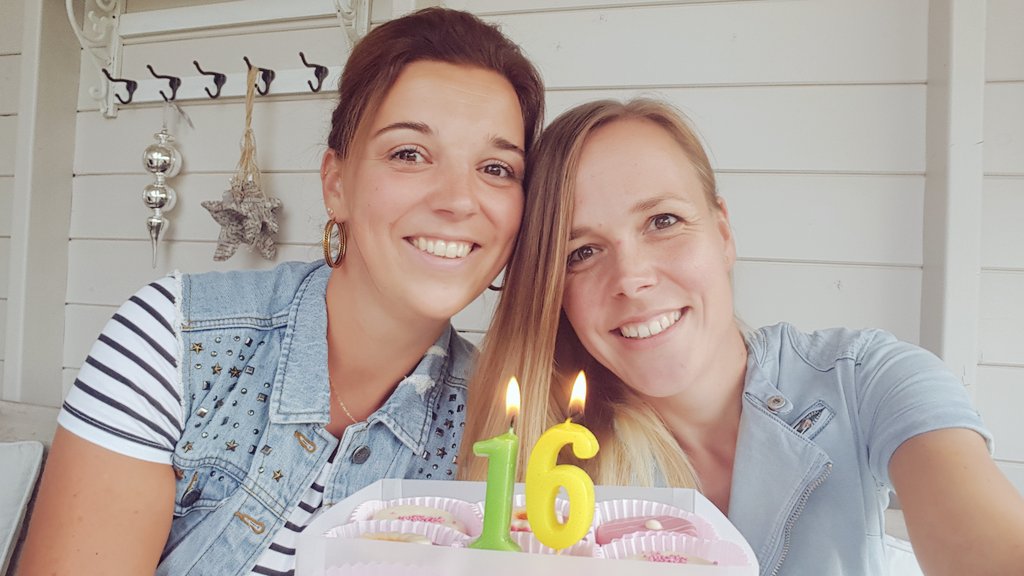 Niemand op de wereld beleeft de 2e van september zoals wij 👭 <a href="/JohannavanHaaft/">Johanna van Haaften</a> Taartje voor onze mannen boven⛅💕 #love