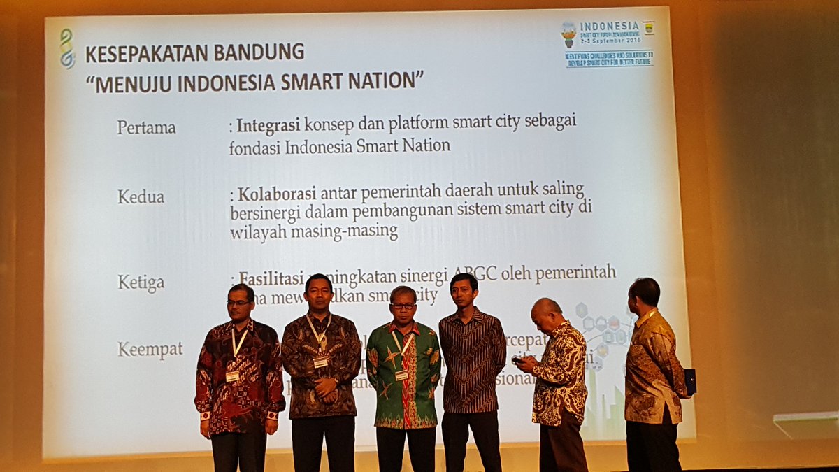 EdiLiem's tweet photo. Kurangi Kompetisi, Perbanyak Kolaborasi, karena Kita NKRI #ISCF2016 https://t.co/lnHUwX4GLK