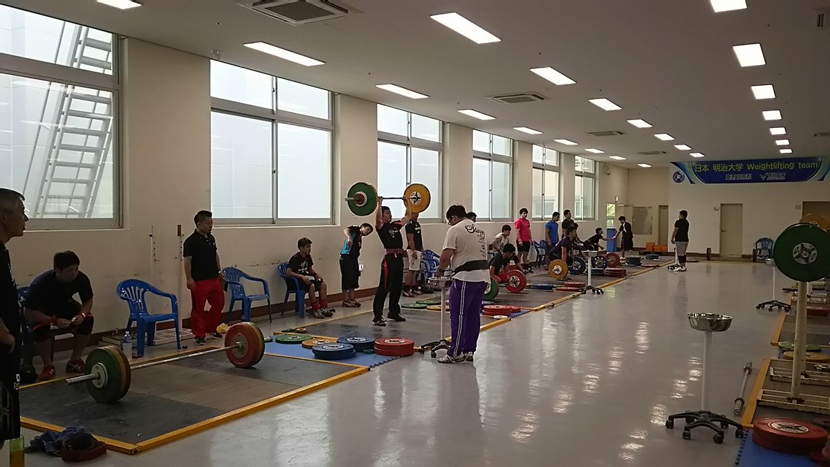 明治大学体育会ウエイトリフティング部 今年は8月25日から9月1日まで韓国で合宿をしました 練習場をお借りして韓国の体育大学の方やナショナルチームの方と一緒に練習しました ㅅ 入口には横断幕もあって大変歓迎していただきました