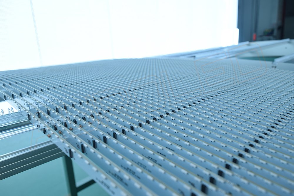 szauroled's tweet image. #transparentleddisplay #glassleddisplay #AUROLED New project of nonstandard transparent LED screen.Magic performance