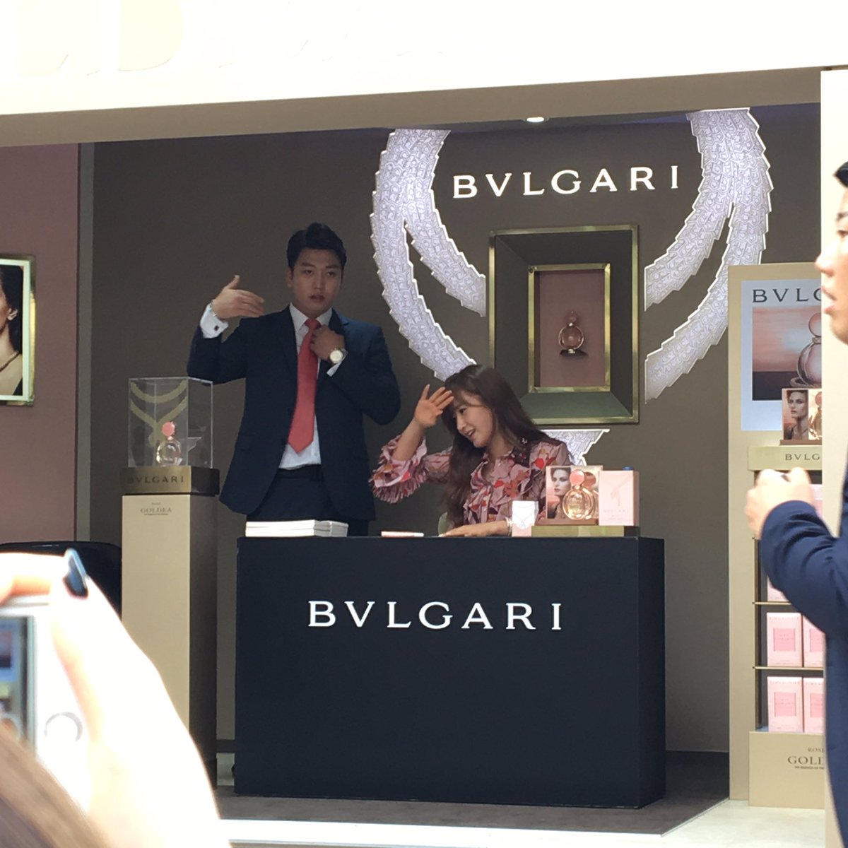 [PIC][03-09-2016]Yuri tham dự buổi fansign cho "BVLGARI Rose Goldea" vào chiều nay CraG3b7WYAEiIgS