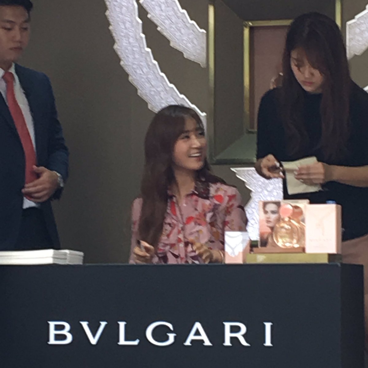 [PIC][03-09-2016]Yuri tham dự buổi fansign cho "BVLGARI Rose Goldea" vào chiều nay CraG3b9XYAAadGw