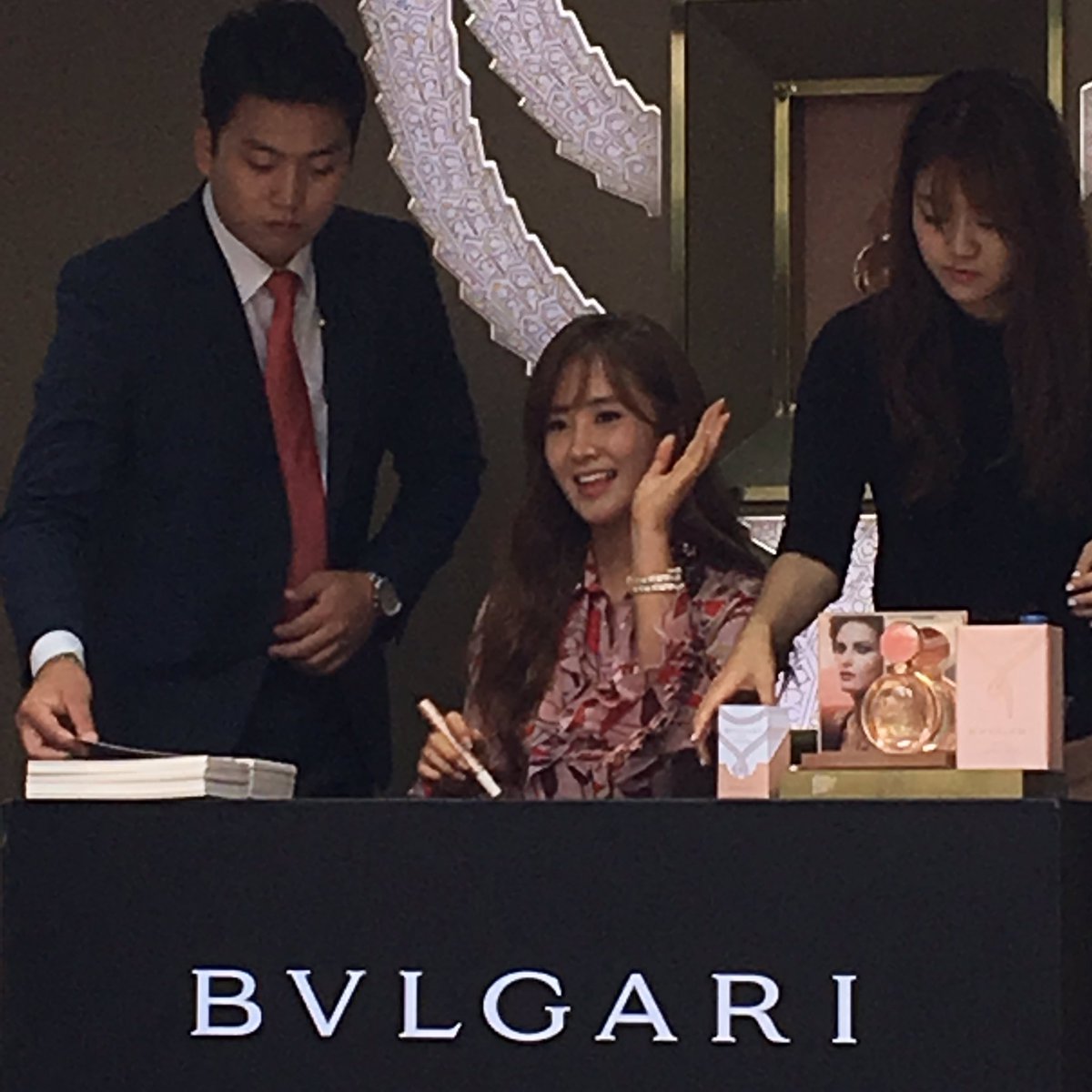 [PIC][03-09-2016]Yuri tham dự buổi fansign cho "BVLGARI Rose Goldea" vào chiều nay CraG3b_XEAAUfam