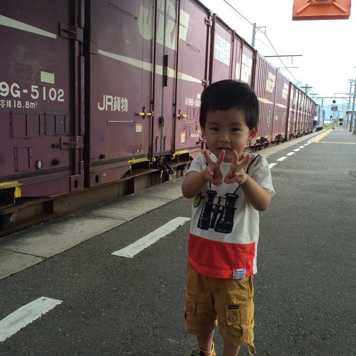 念願の貨物列車と写真撮れました！！ って何故か貨物列車が1番好きな列車のようです。
#観音寺 #貨物列車