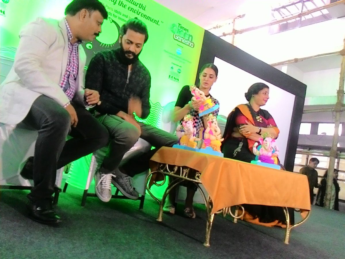 ErosUniverse_'s tweet photo. #BanjoForGreenGanesh the starts are here! What a warm welcome. @Riteishd @NargisFakhri @meranamravi @krishikalulla https://t.co/O92s88Lx3C