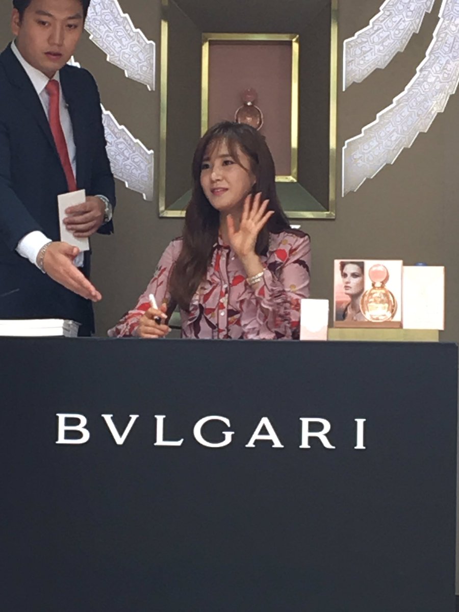[PIC][03-09-2016]Yuri tham dự buổi fansign cho "BVLGARI Rose Goldea" vào chiều nay CraK3ArWEAACKgA