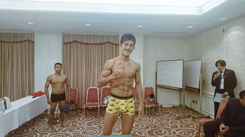 井上浩樹 Koki Inoue 井上ころまる 計量オワターーー しっかり栄養摂取しました W 後は明日の試合に集中するのみ 尚弥 拓真 清水さん ピーちゃん 大橋ジム全勝できるように頑張るので 応援よろしくお願いします W و ｸﾞｯ