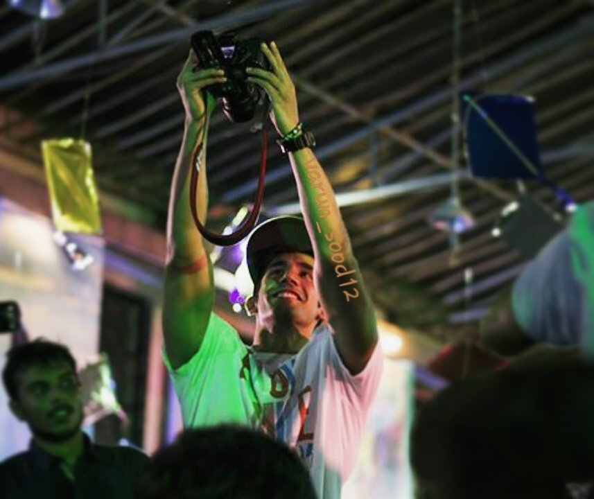 varun_sood12's tweet photo. @VSood12 be the cutest photographer😍😍
#vjlife #freshersparty #mtvcampusdiaries https://t.co/Q6tBqwXrbc