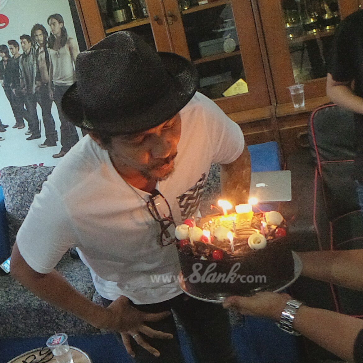 slankdotcom's tweet photo. Happy birthday @ridhohafiedz!! #DoaSlank makin banyak cinta, penuh damai dan panjang umur! https://t.co/s0X4OMTKV6