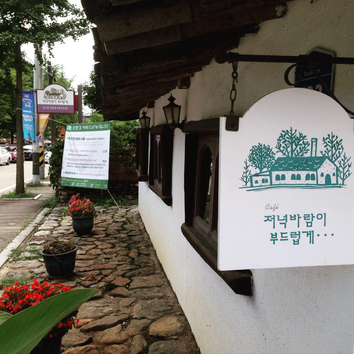 TheCampingBoy's tweet photo. 넉넉한 나물 밑반찬의 쌈밥식당. 바로 옆에는 소풍 길로 찾은 다산문화제가 한창.  #campingdang https://t.co/qh2nFTQt31