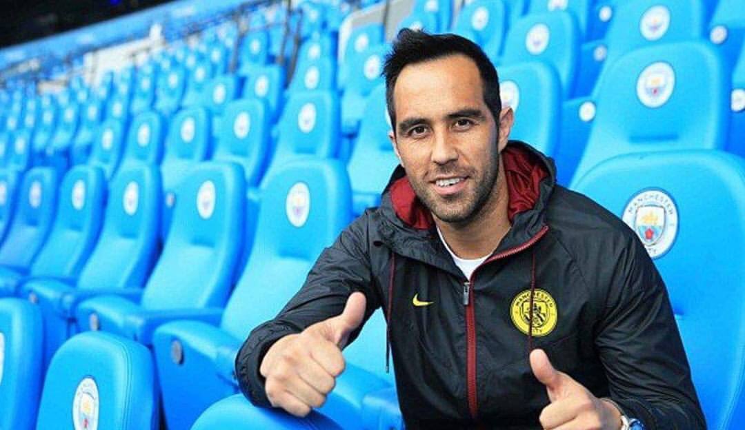 Liga1Romania's tweet image. Claudio Bravo posing with the Manchester City fans... 

What a moment.