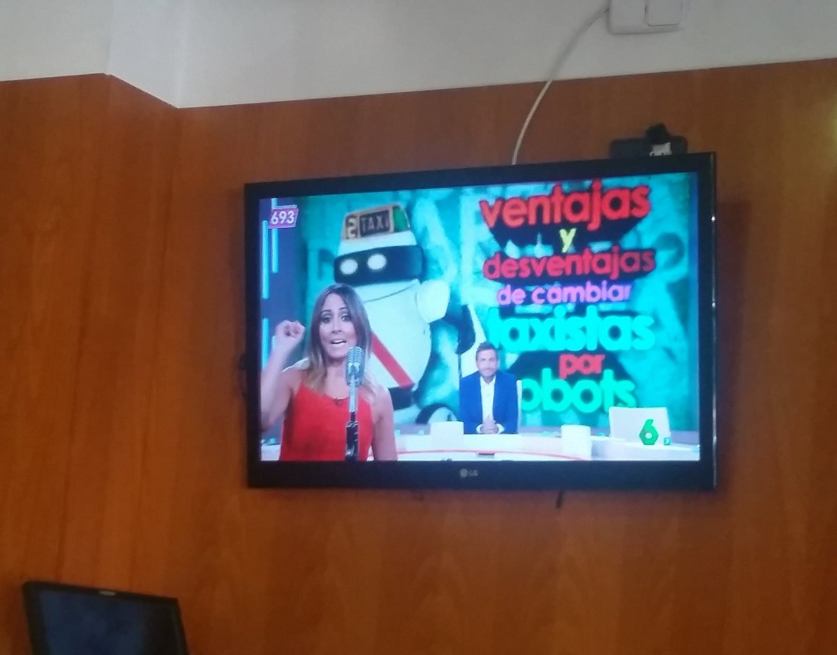 Maria_Lama's tweet photo. Desayunando en en el bar de abajo. Esta gente de la tele me suena de algo... 😂😂😂😂 https://t.co/5cIqDEukbD