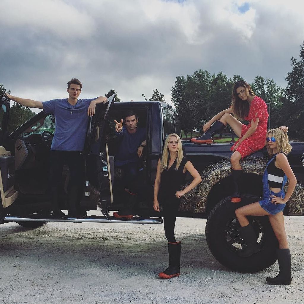 HoltSourceFR's tweet photo. #PHOTO Claire et le cast TO sur le tournage ! https://t.co/SfpdTjfcmQ