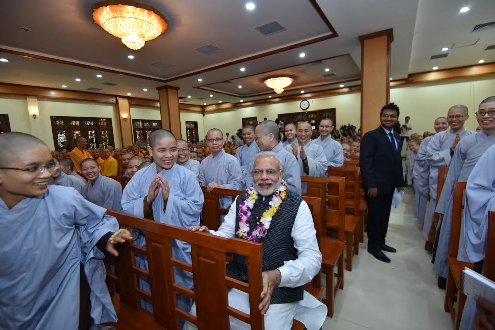 renu_18's tweet photo. Love the smile on their faces..
The smile speaks for itself the respect they have for Modi ji..

#PMInVietnam https://t.co/SUcHUcPpzU