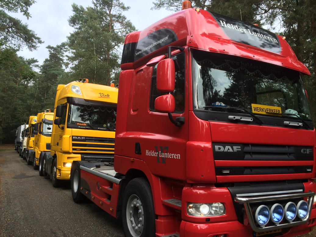 gert_ten_hoven's tweet photo. Daar gaan ze weer #truckersdag #sheerenloo #dehartenberg #ede https://t.co/fxRsuhKOd0
