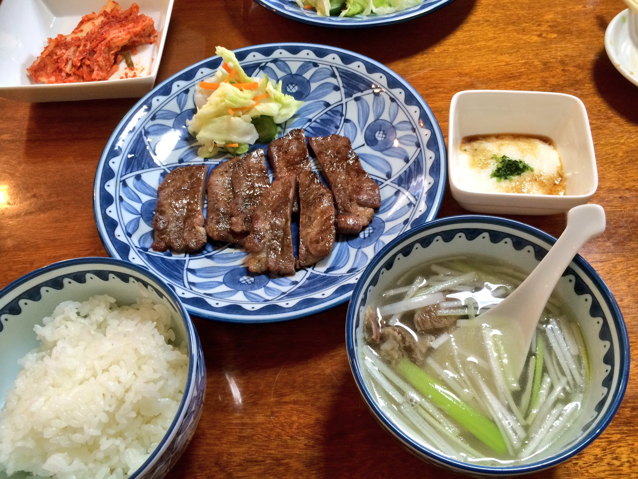 トミーは食べ歩く グルメ 翠翠 すいすい 仙台市宮城野区荻野町 常連さんで賑わう隠れた名店 サンドウィッチマンが美味しいとよくテレビで紹介しており 更に孤独のグルメ宮城出張編でも紹介 肉厚な牛タンがジューシー 七味も合う