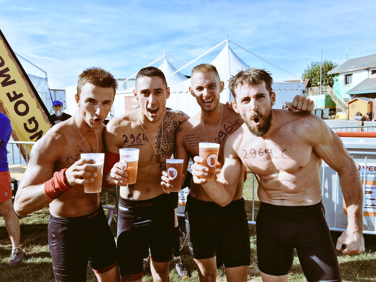 TheMudDay's tweet photo. Ils posent fièrement avec leur #MudBeer, nos vainqueurs du Heroes Contest ! Bravo aux Résistants ! 🍺🍺🍺🍺 #TheMudDay https://t.co/QGiPlK0Gk9
