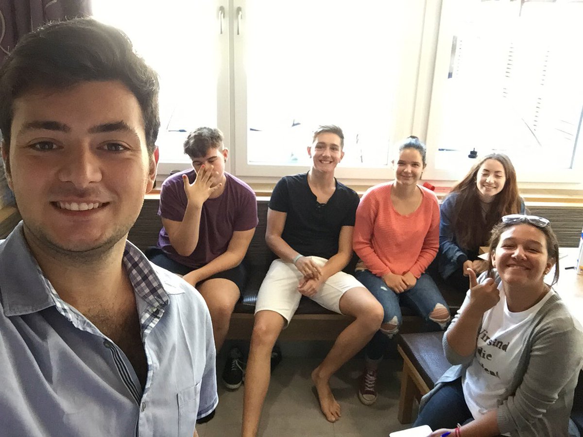 RoniHoti's tweet photo. Liebes ORG-Team wir hätten gerne Schokolade 🍫 #somsem16 #gönntunsbildung #gönntunsschokolade https://t.co/qMAuyzavnS