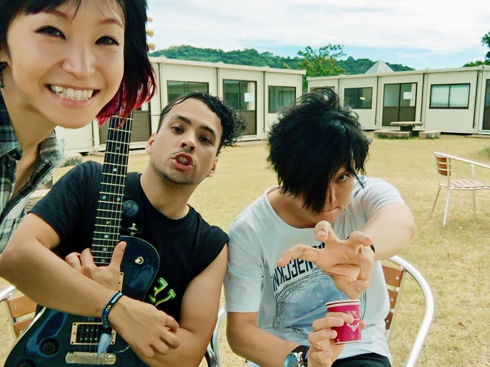 LiSA_OLiVE's tweet photo. 特別なフェスでUNISON SQUARE GARDENの田淵先輩がゲストで演奏してくれました。今日のGtはPABLO先輩だったからすごいことに。TREASUREでしか出来ないこと。LiSAにしか出来ないこと。今年もでらありがとー！ https://t.co/wC7On0vsyO