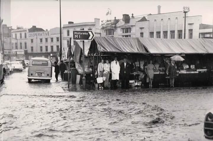 #BetterBarnsley One of our favourite #Barnsley market photos: Flooding in 1967 didn't deter these shoppers!