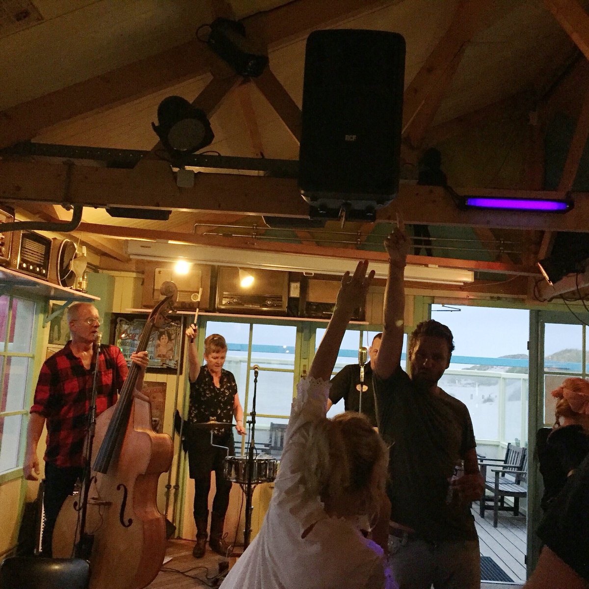 Rock 'n Roll⚓️🍒 Vanavond en morgenavond vanaf 22.00 u 'the Blue Moon Boys' LIVE🎙 (3/9-4/9).