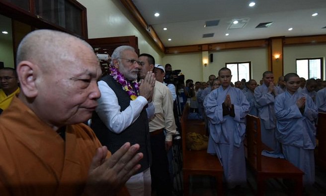 apnlivehindi's tweet photo. वियतनाम के हनोई स्थित Quan Su Pagoda बौध मंदिर में प्रधानमंत्री @narendramodi ने की प्रार्थना
#PM4Development https://t.co/z1Ndz5c5o4