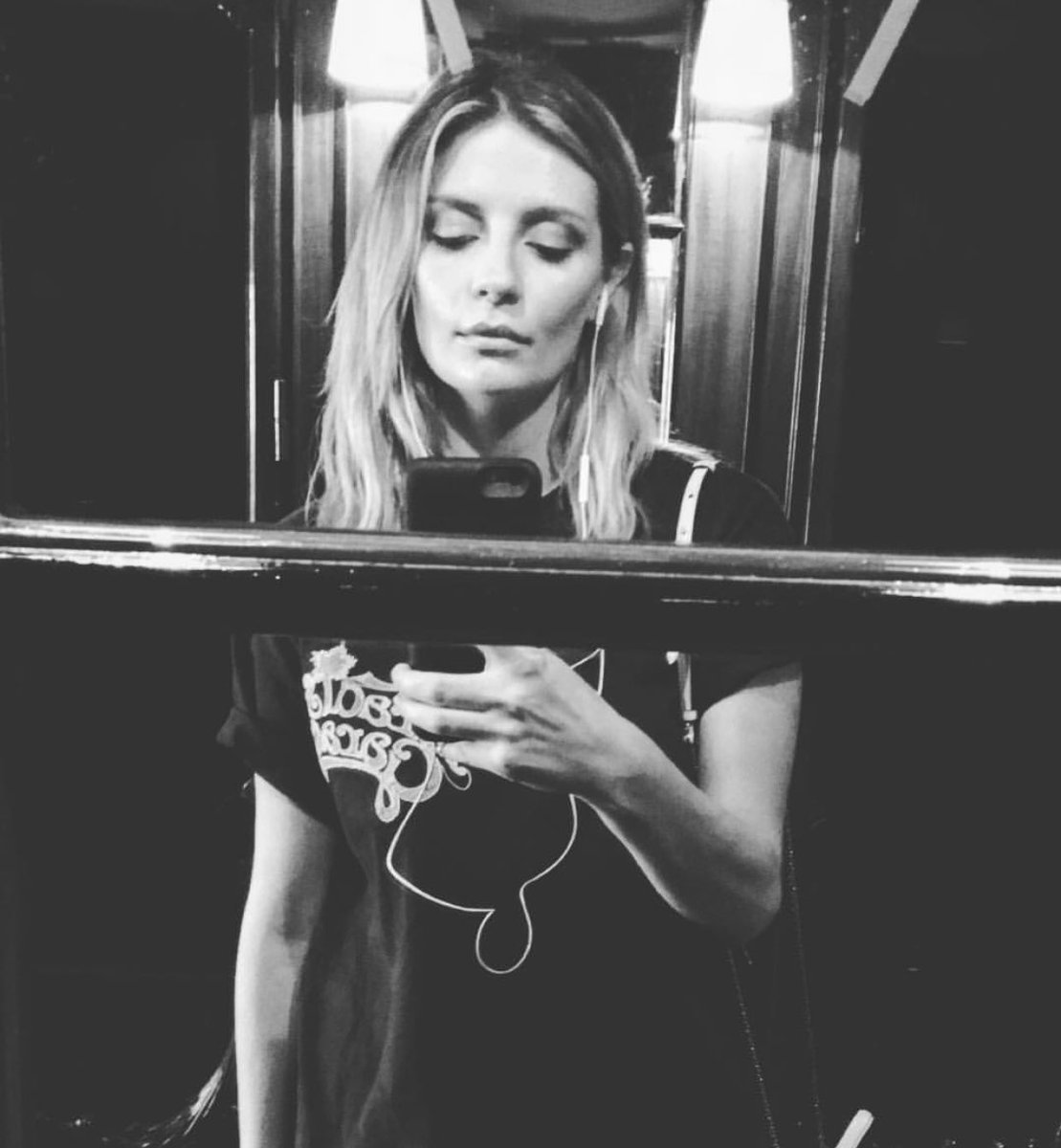 MischaBarton's tweet photo. Hey 😊 https://t.co/bELjxvVkXu