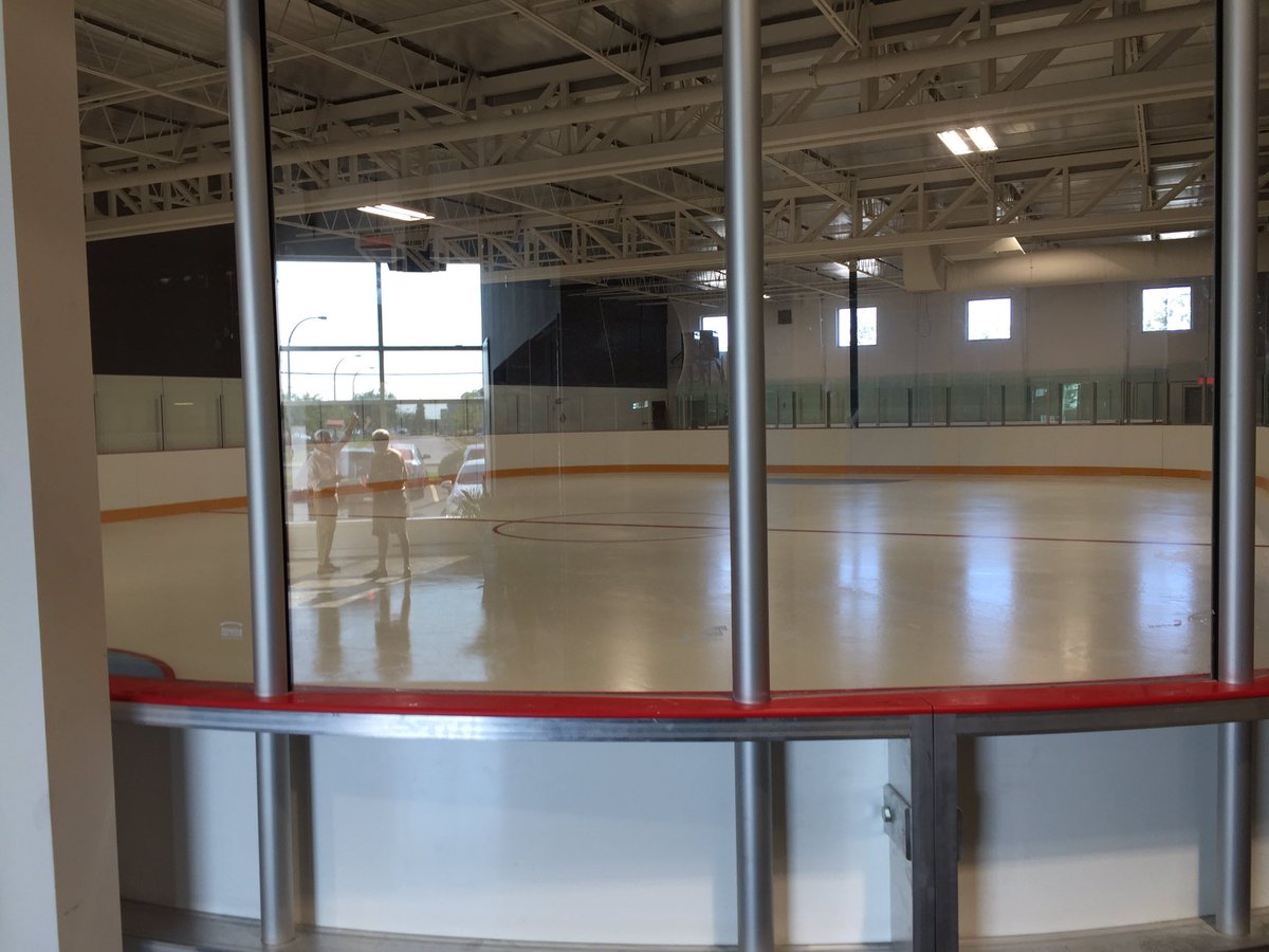 Insane... A hockey rink at <a href="/MonkeySportsMTL/">MonkeySports MTL</a> in Dollard. You gotta check this out! #TSN690