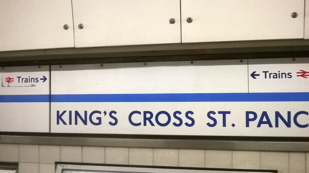 SunshineGoblin's tweet photo. That's not very helpful Mr-Tube-Sign-Maker.  #tfl #VictoriaLine https://t.co/Fb3O56fbkX