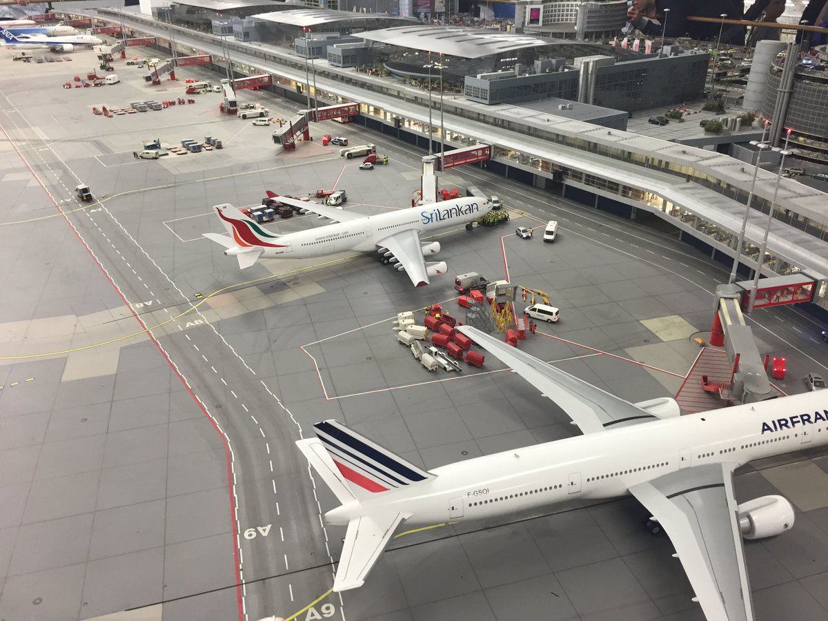 <a href="/vueling/">Vueling Airlines</a> <a href="/VuelingClients/">Roger</a> por mucho que miro no veo mis maletas en <a href="/MiWuLa/">Miniatur Wunderland</a> #50horasCONloPUESTO #PIRHAMVY10982