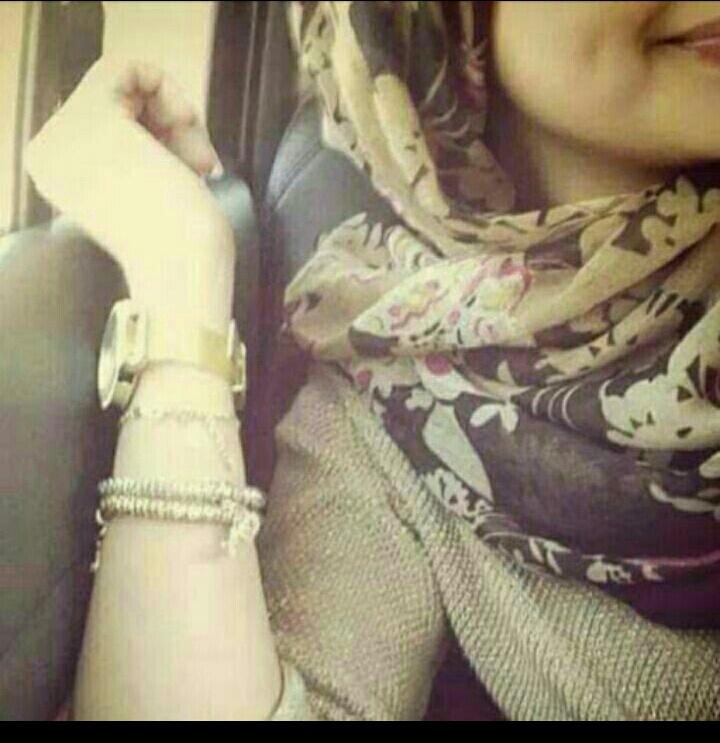 هناك أشخاص تبحث عن أخطائك لكي ترحل عنك ، وهناك أشخاص تعمي عيونها عن اخطائك لانها تحبك ! ⁧🌹
