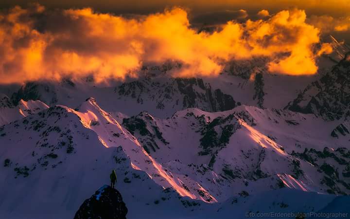 Адал явдал хайгч...
Ингээд л уулсыг ширтэн зогсоод бж байвал гоёоо :-)
Зургийг  Erdenebulgan Photography