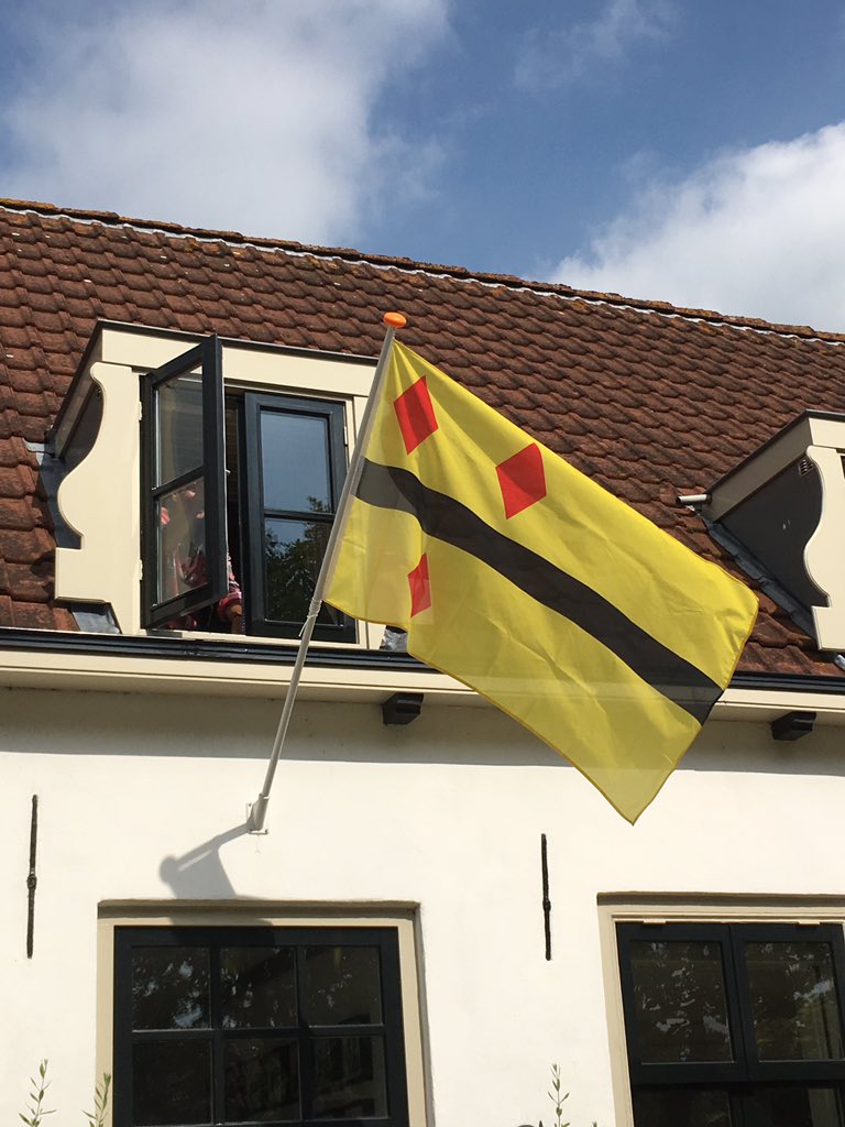 joycedejong's tweet photo. De oude vlag van #Harmelen wappert weer #septembermarkt https://t.co/ShmOMbmwkv