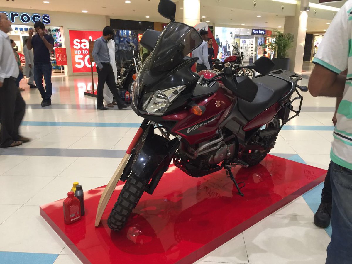 MahRukhTK's tweet image. #ShellAdvance The main attraction of launch is the bike museum organised by Shell in collab with Throttle Shrottle