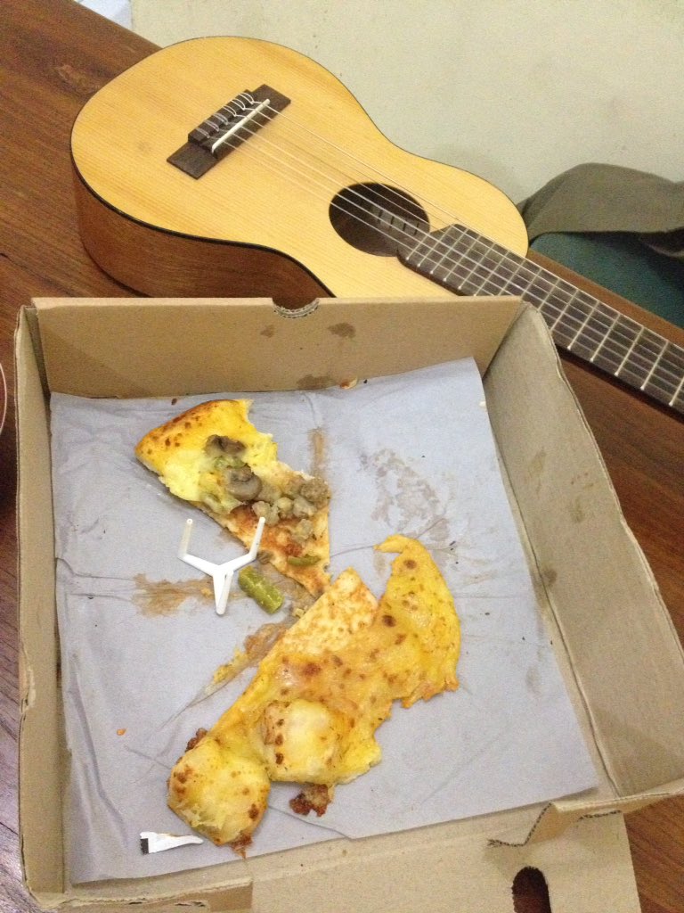 Pizza dan gitar, teman baik di malam minggu.