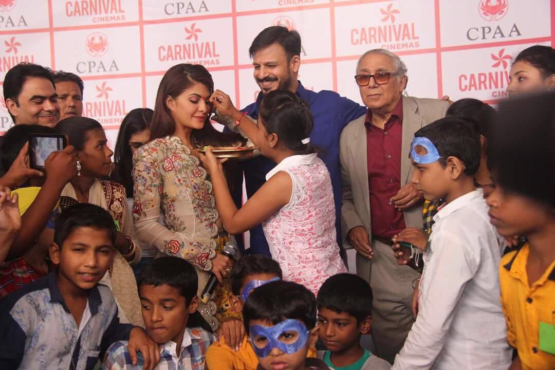 balajimotionpic's tweet photo. .@vivek_oberoi &amp; @Asli_Jacqueline watch #AFlyingJatt with kids fighting cancer! https://t.co/lg9NwDkq5S