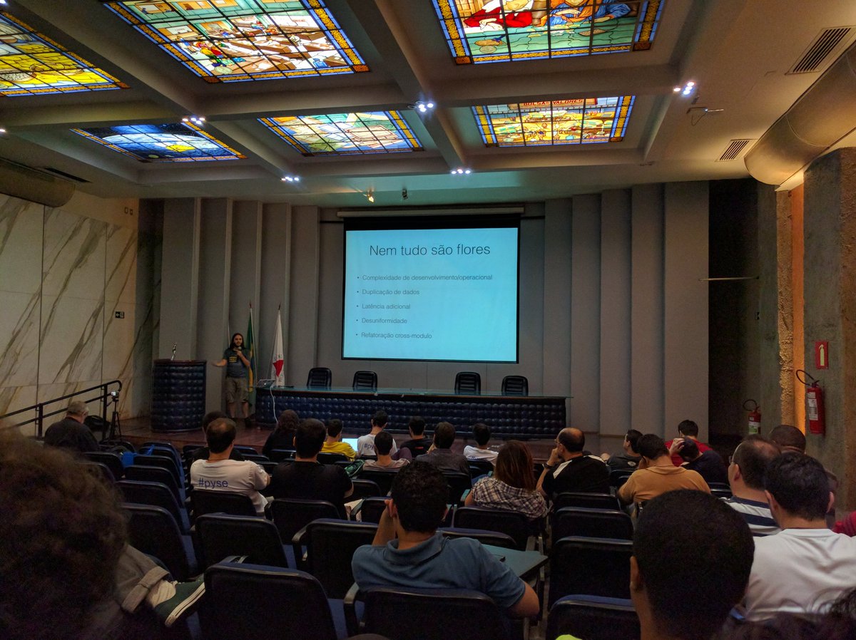 andrealmar_'s tweet image. @Vierno falando sobre Microservices na @globocom  #pyse