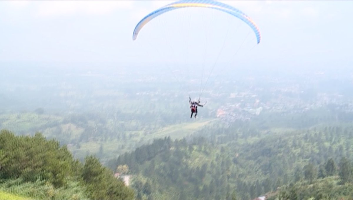 IndoNow's tweet photo. This week, we'll bring you a bird's eye view of Puncak, and the fun of Paragliding! Tune in to know more! https://t.co/zXpRaOAVDD