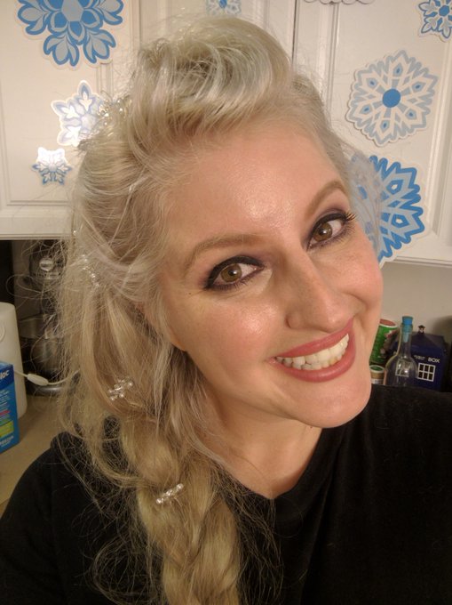 Happy Saturday, guys!! Check out some behind the scenes pics of Elsa in her jammies! ;) https://t.co