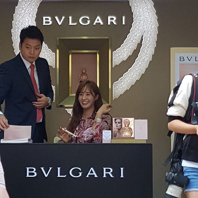 [PIC][03-09-2016]Yuri tham dự buổi fansign cho "BVLGARI Rose Goldea" vào chiều nay CrbuB-qXEAASc1G