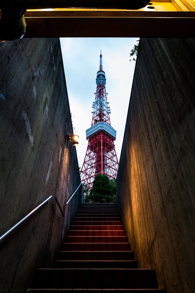 ট ইট র 土屋憲一 今日は東京タワーの周辺で半日ブラブラ遊んでしまった 虹も見られてラッキー 地下駐車場 の階段から見上げると正面にドン と見えるのは粋な演出だなあ 東京タワー